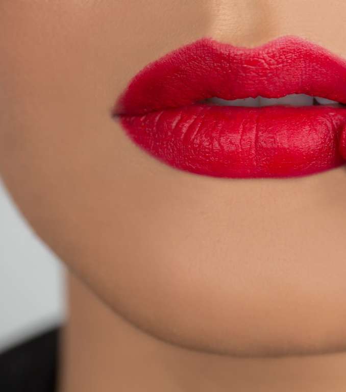 الأحمر لشفتيك من Color Lip Last