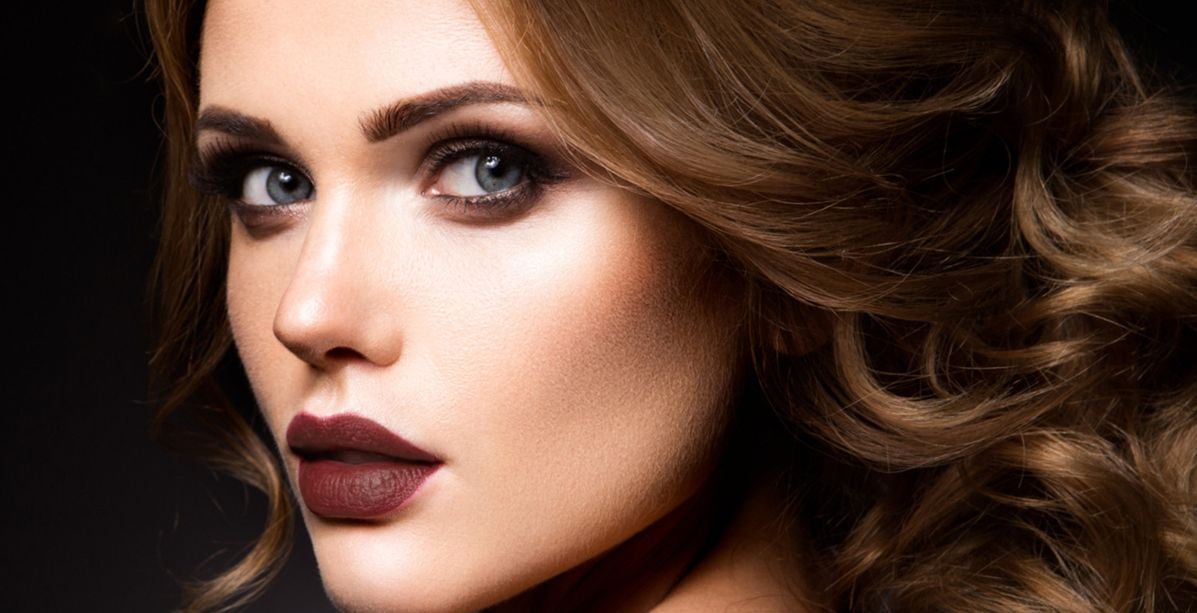 5 مستحضرات ماكياج يجب أن تكون في حقيبة كل إمرأة جميلة