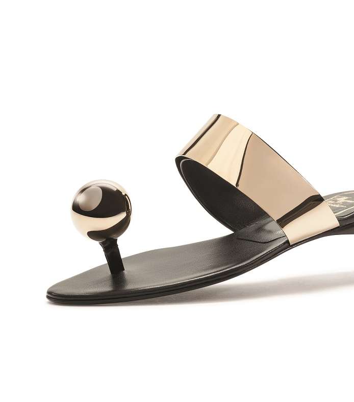 من مجموعة Roger Vivier، اليك موضة الاحذية المسطحة بالاصبع