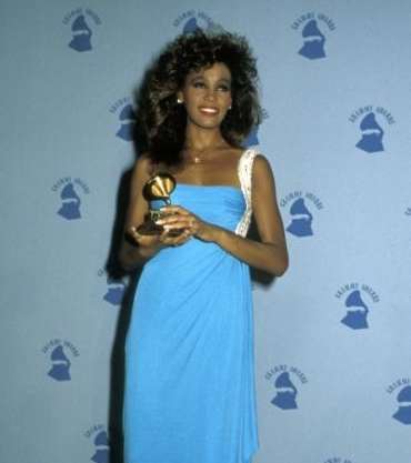 صور: والدة ويتني هيوستن تفضح خبايا حياة النجمة الراحلة في كتاب