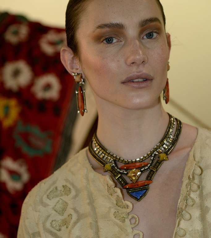  Dannijo والبرونز في ماكياج العيون والبشرة 