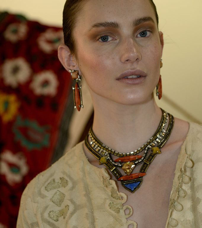  Dannijo والبرونز في ماكياج العيون والبشرة 