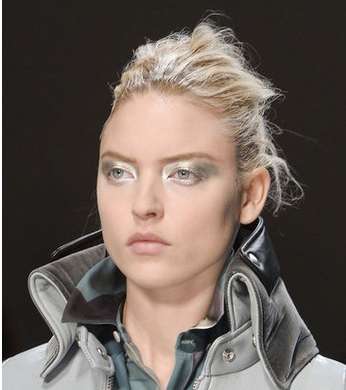 الفضي يتوّج ماكياج Acne