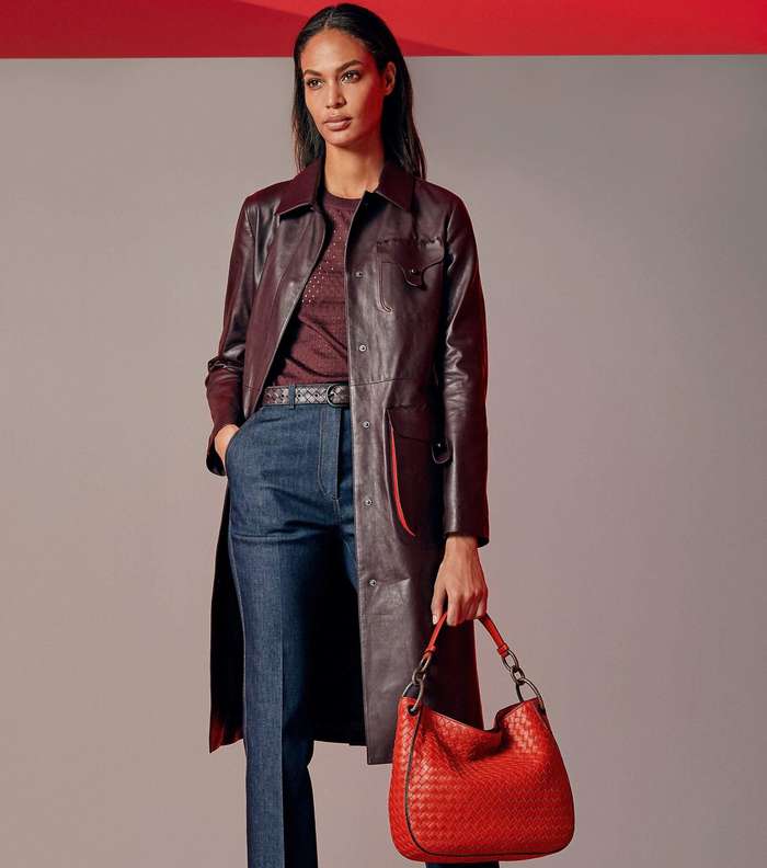 الجينز المثني العريض على الكاحل مع السترة الجلدية بالطول المتوسط من بوتيغا فينيتا Resort 2018