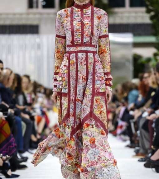 فستان بصيحة الأقمشة المطبعة من توقيع علامة فالينتينو