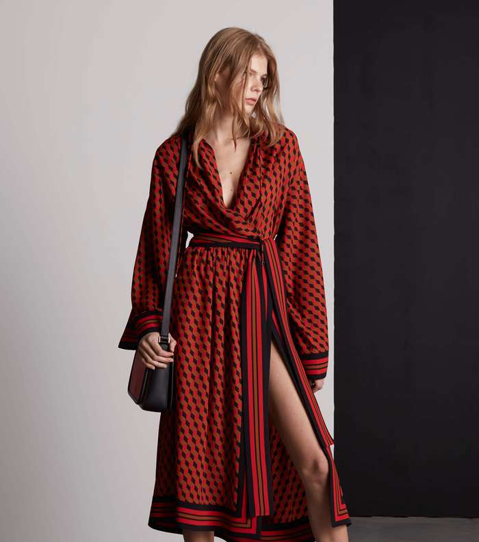 موضة الفستان بقصة الـ Wrap والقميص من مجموعة مايكل كورس Resort 2016