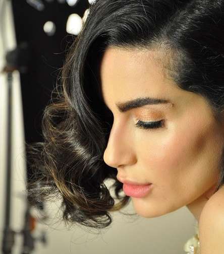 تعرفي على إطلالتي مع حواجب كثيفة وطبيعية