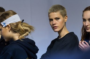 بالصور، إطلالات عارضات Emilio Pucci في كواليس عرض ميلانو