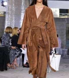 تعرفي على سر الأناقة المطلقة مع تصاميم دار Loewe الجديدة