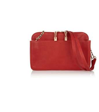 فستان من جيامباتيستا فالي وحقيبة من كلوي باللون الأحمر