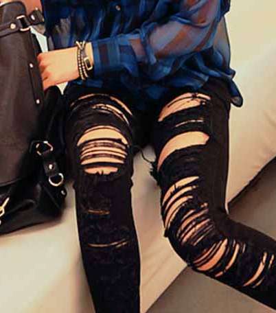 صور موضة الجينز الأسود الممزّق