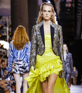 موضة السترات فوق الفساتين من روبيرتو كافالي لصيف 2016