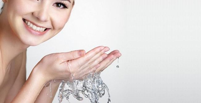 فوائد المياه الساخنة على البشرة