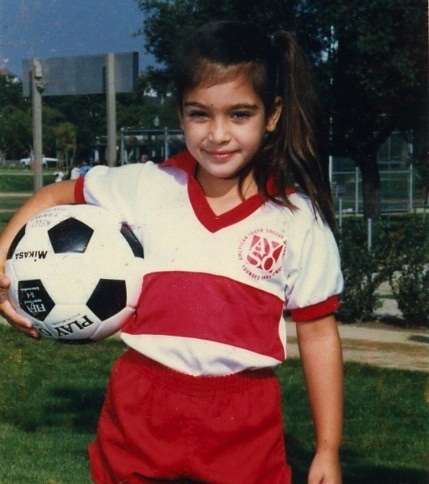 كيم كارداشيان تلعب كرة القدم بعمر السبع سنوات
