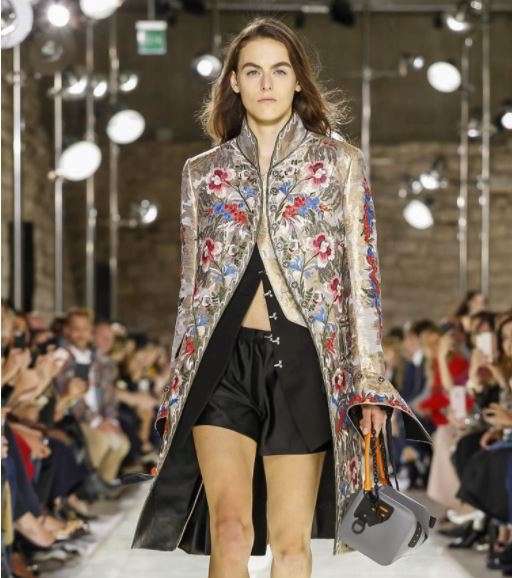 معطف باسلوب الـ Frock Coat من توقيع علامة لويس فويتون