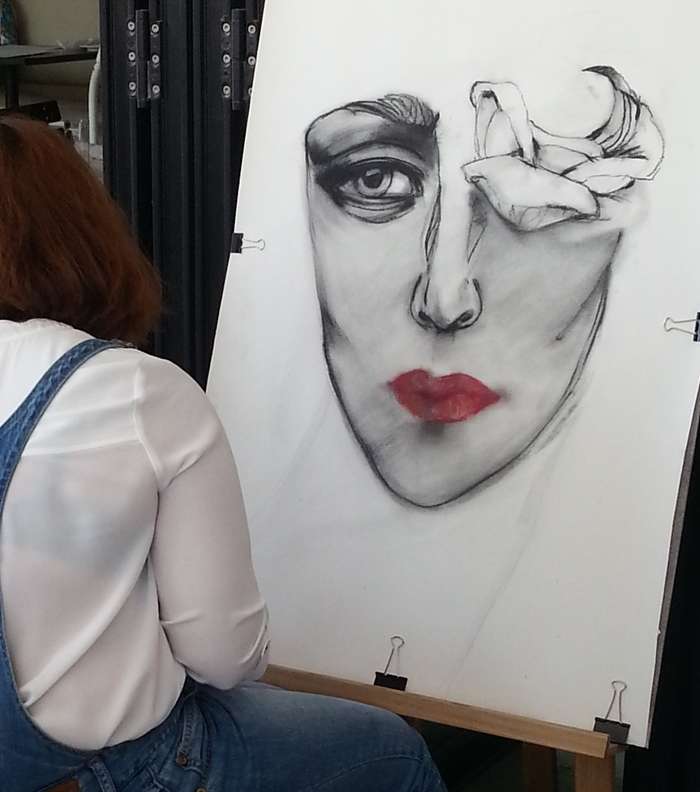الفنانة لما خطيب دانيل ترسم لوحة فنية مستوحاة من حمرا الشفاه Mon Rouge
