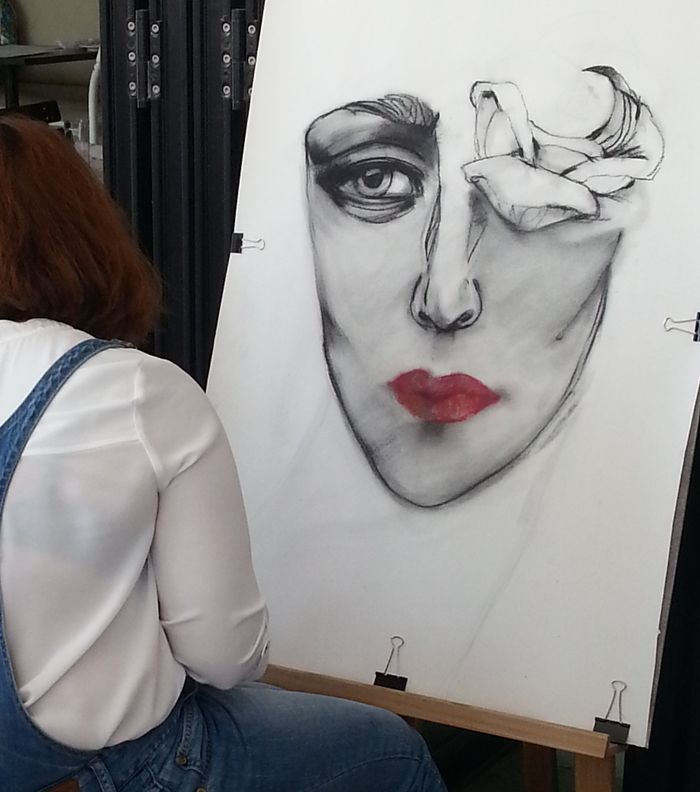 الفنانة لما خطيب دانيل ترسم لوحة فنية مستوحاة من حمرا الشفاه Mon Rouge