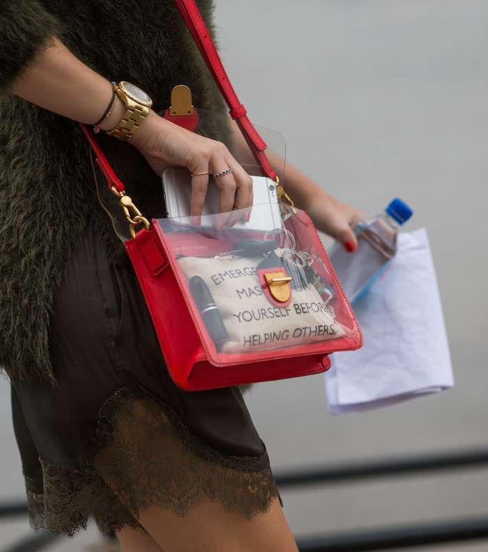 موضة الـ Clear Bag في شوارع دبي في اليوم الثاني من فاشن فوروورد