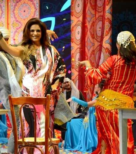 هيلدا خليفة تتألق في ستار أكاديمي بفستان مطبّع من روبيرتو كافالي