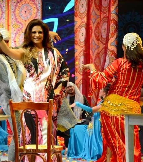 هيلدا خليفة تتألق في ستار أكاديمي بفستان مطبّع من روبيرتو كافالي