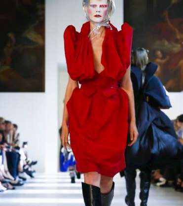 تعرفي على سر الاطلالات الجذابة والغريبة مع علامة Maison Martin Margiela