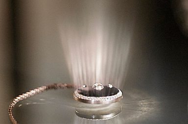 شاهدي بالفيديو أحدث وأروع قلادة من Amulette de Cartier