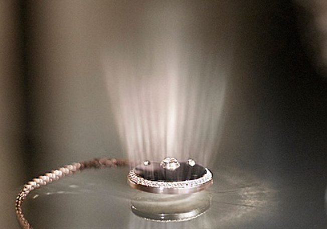 شاهدي بالفيديو أحدث وأروع قلادة من Amulette de Cartier