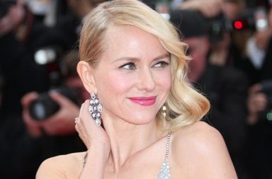 ناعومي واتس باقراط متدلية من بولغري في مهرجان كان 2016