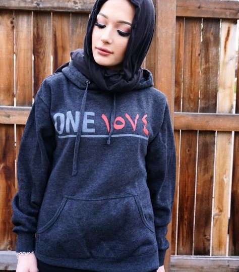 لاطلالة حيوية للمراة المحجبة ارتدي الكنزة الفضفاضة Hoodie على طريقة مدونة الفيديوهات الشهيرة Nura afia