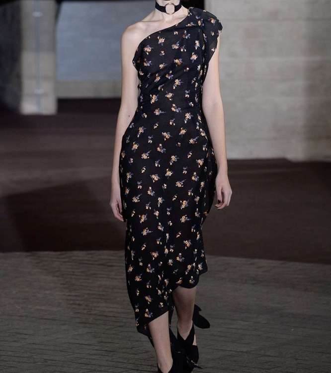 الفستان المطبع بقصة الكتف الواحد من Roland Mouret لشتاء 2018