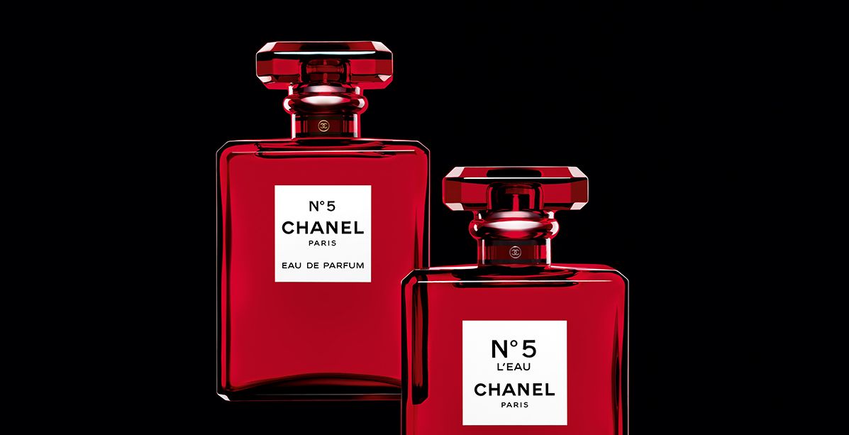 الأحمر يقتحم عطر N°5 من CHANEL للمرّة الأولى