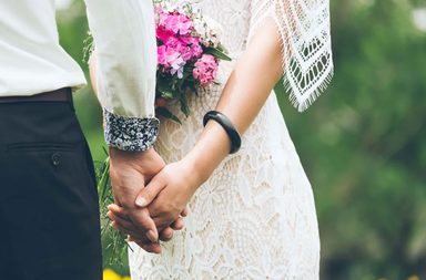 عادات عالمية غريبة تجلب الحظ يوم الزفاف من بينها وضع خيوط العنكبوت في رداء العروس
