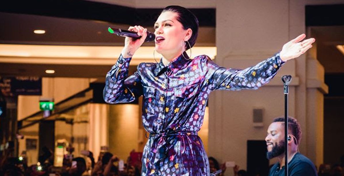 النجمة العالمية جيسي جيه تطرب جمهورها في مول الإمارات