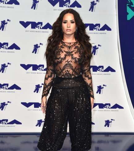 ديمي لوفاتو بجامبسوت شفاف من الدانتيل بقصة السروال الواسع في حفل VMA 2017
