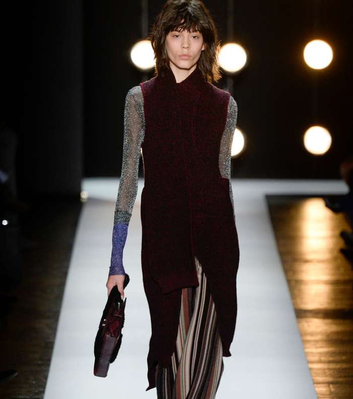 موضة السراويل المقلمة الواسعة مع الكنزات الطويلة من BCBG لشتاء 2017