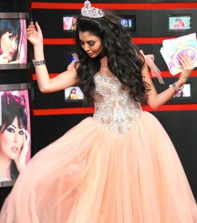 مريم حسين بفستان طويل كالأميرات