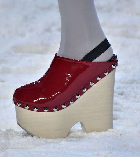 موضة حذاء الـ Clog بكعب الـ Wedge الخشبي من Moncler لشتاء 2017