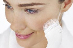 تعلمي كيفية تنظيف المسام وتقشير البشرة مع الدكتورة شازيا علي 