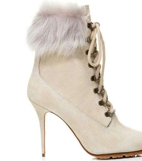 حذاء باسم Fallon من وحي حذاء Timberland الشهير من تصميم ريهانا لصالح علامة مانولو بلانيك
