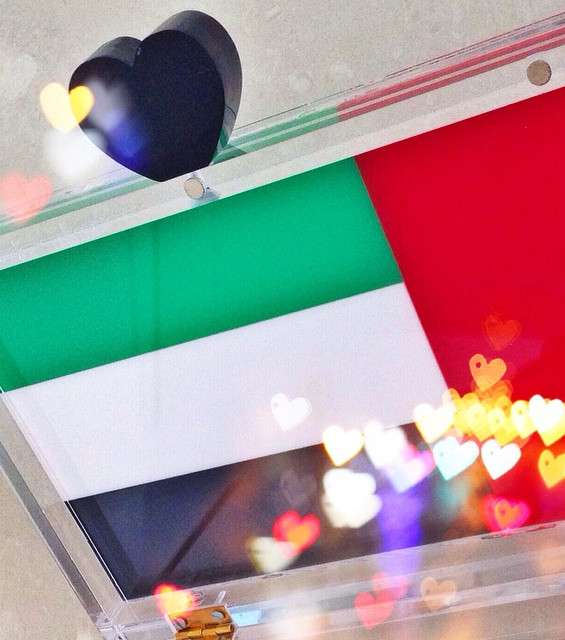 إعتمدي هذا الكلتش الناعم المزيّن بالعلم