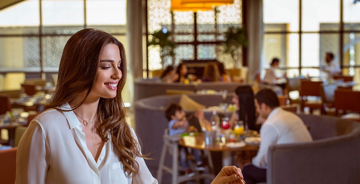 زيارة ياسمينة إلى فندق أمواج روتانا في دبي