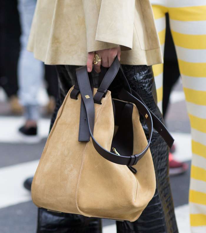 موضة السروال الجلدي بجلد التمساح مع السترة السويدية من شوارع ميلانو