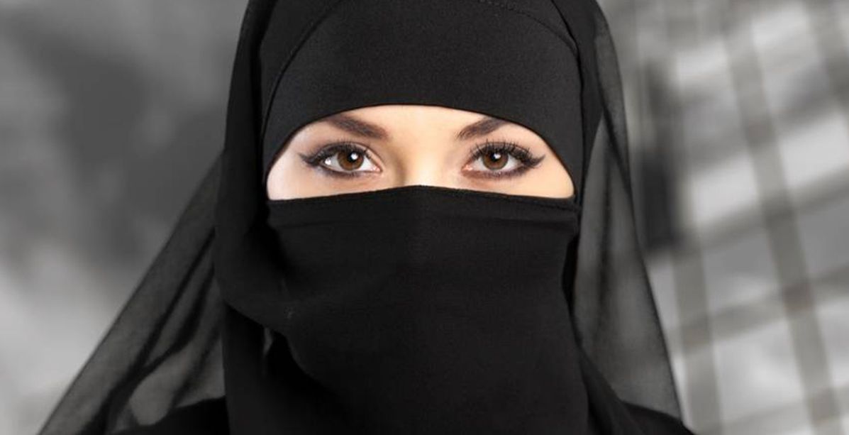 بالفيديو اول ظهور للنساء في نقاط التفتيش الأمنية في السعودية