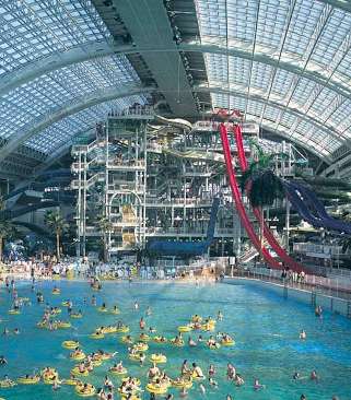 مول غرب Edmonton في كندا، فيه أكبر حوض مائي في العتالم وأكثر من 800 متجر