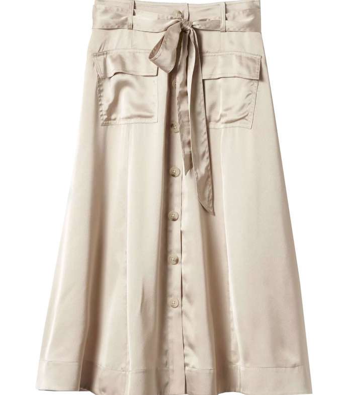 كيف ترتدين التنورة الحريرية بالطول المتوسط وقصة الـ A Line