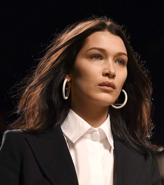 الشعر المفرود والماكياج الناعم مع Fendi
