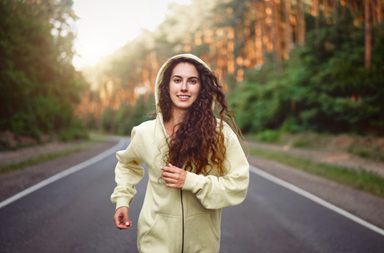 فوائد المشي على الريق