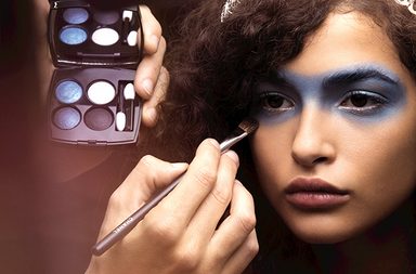 بالصور، كواليس ماكياج CHANEL في عرض أسبوع الموضة في باريس لصيف 2016