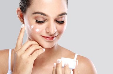 إشارات على علب مستحضراتك عليك ألّا تهملي المعنى وراءها! 