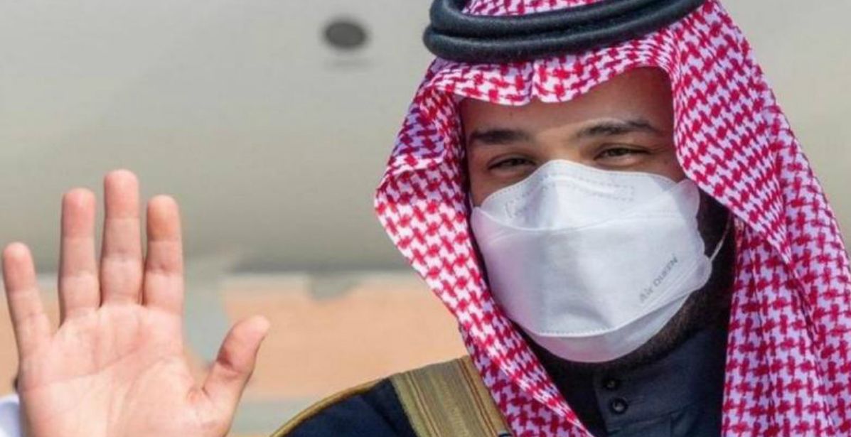 كمامة ولي العهد تلفت الأنظار في القمة الخليجية فمن أين هي؟ 
